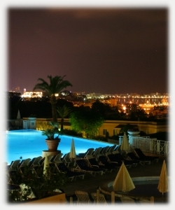 Kv�llsutsikt �ver Cannes och den franska rivieran Foto: Patrik Mattsson � 2009
