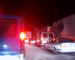 olycka p&aring; autobahn skapar enorma k&ouml;er &auml;ven nattetid